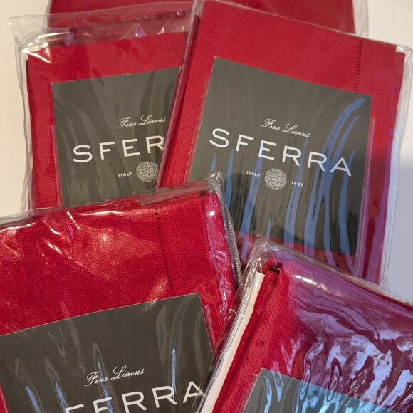 Red SFERRA Festival table linens - 1 tablecloth and 16 napkins - Picture 4 of 8